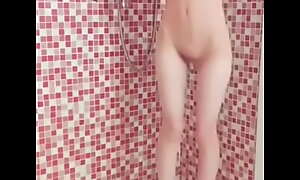年轻的女孩洗澡色情