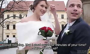 HUNT4K. Pasangan berkahwin memutuskan menghormati menjual pengantin kemaluan untuk harga sepanjang masa